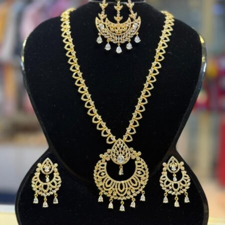 Diamond cut set with tikli